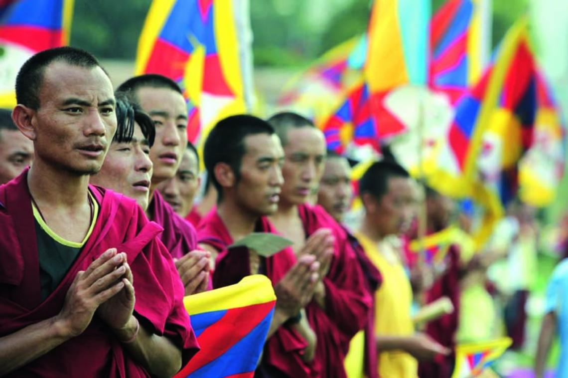 Imagen Los tibetanos, lejos de ser barrabravas, alientan con plegarias.