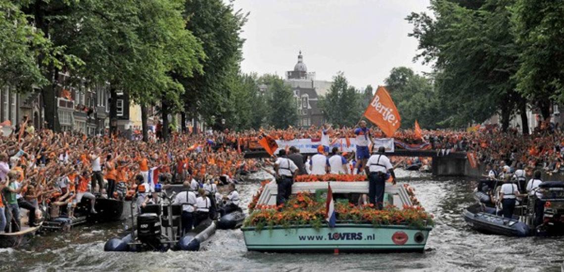 Imagen MULTITUD ORANJE. Miles de personas se aglutinaron para recibir a los jugadores. Holanda perdió su tercera final por Copas del Mundo. 