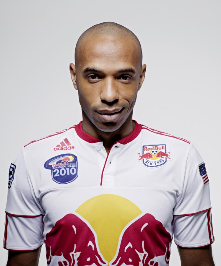 Imagen GANADOR, el francés posa muy suelto y canchero la vestimenta de su nuevo equipo. 