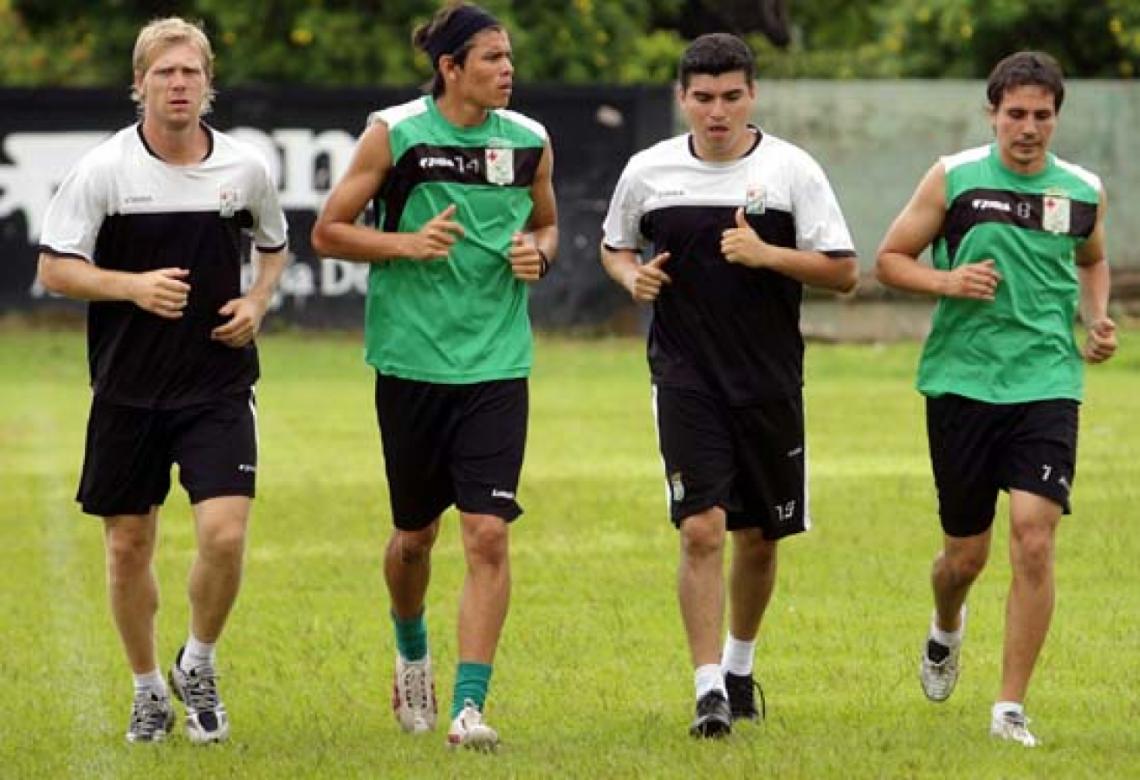 Imagen ENTRENANDO. Su inconfundible melena rubia lo distingue del resto. Está muy cómodo en Santa Cruz de la Sierra.