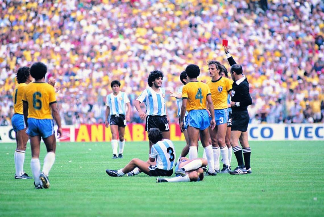 Imagen EN ESPAÑA 1982, su debut en Mundiales, convirtió los primeros 2 de sus 8 goles y sufrió su primera y única expulsión. 