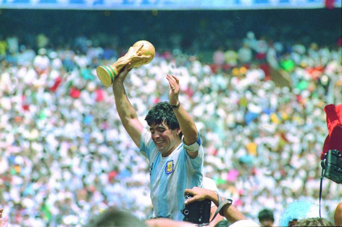 Imagen EN MÉXICO 86, con la cinta de capitán y la Copa en alto. Una postal que esperábamos ver en Sudáfrica.
