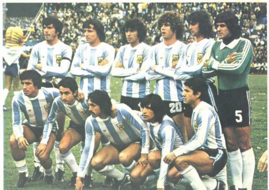 Imagen CAMPEONES. De izquierda a derecha. Parados: Passarella, Bertoni, Olguín, Tarantini, Kempes y Fillol. Abajo: Gallego, Ardiles, Luque, Oscar Ortiz y Luis Galván.