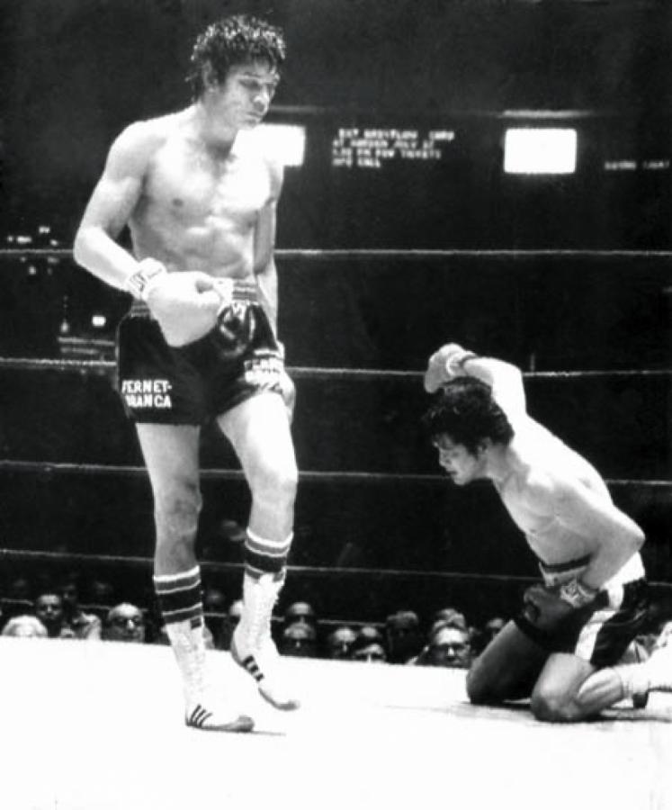 Imagen A SUS PIES. Monzón noquea a Tony Licate en su única pelea en ese estadio. Fue en junio de 1975. 
