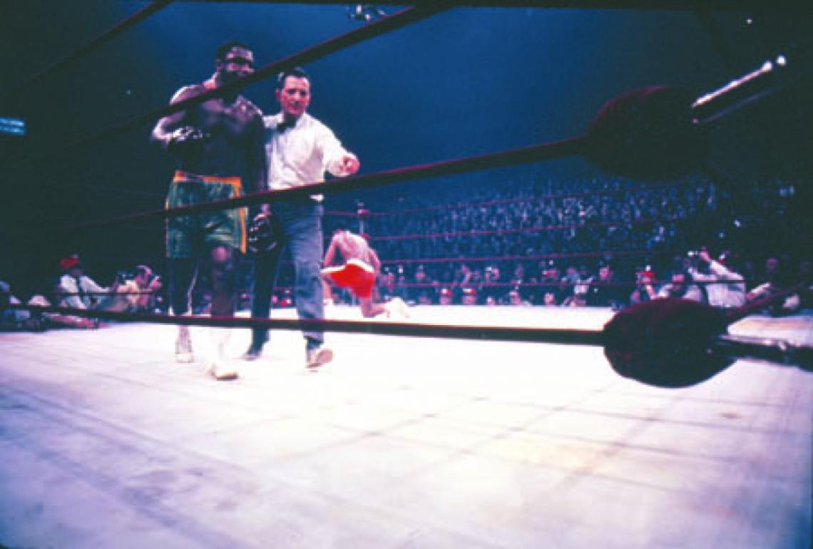 Imagen EXPLOSION. Cae Alí. Frazier es llevado a su esquina por Mercante. La foto de la pelea más espectacular del Madison fue obtenida por Sinatra.