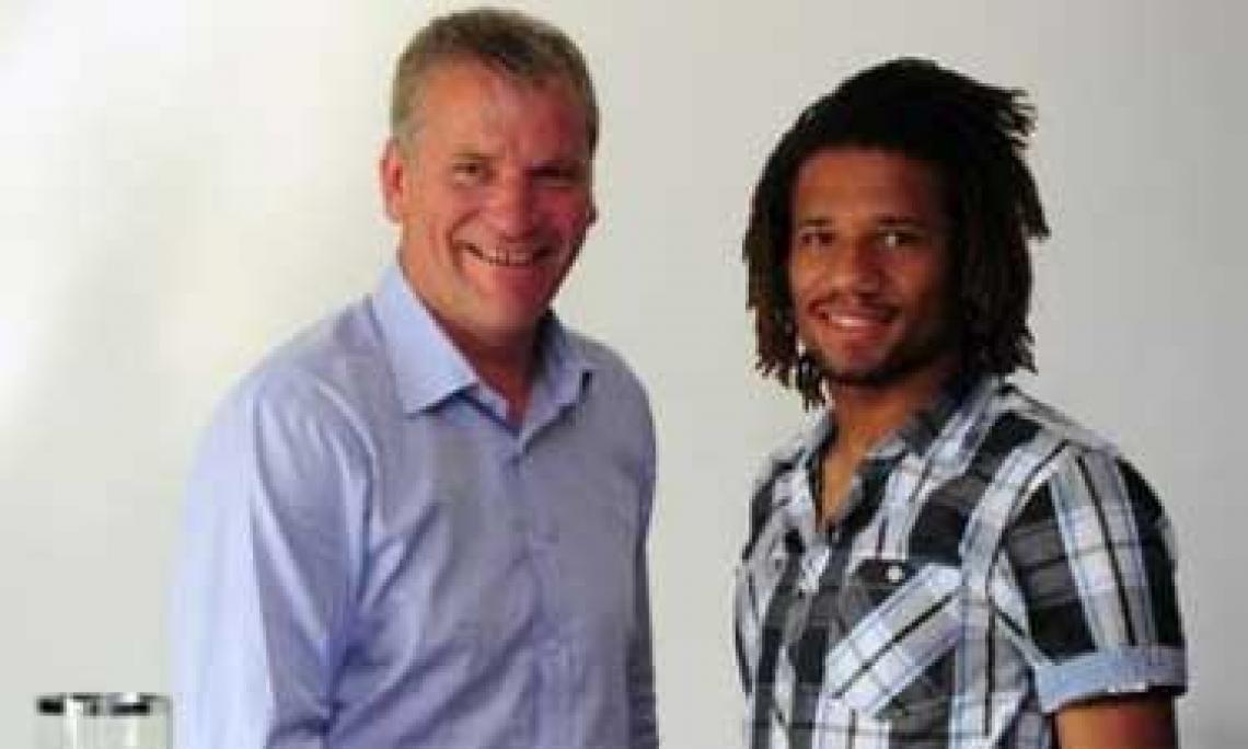 Imagen BEBE, junto al director ejecutivo del Manchester United, David Gill.