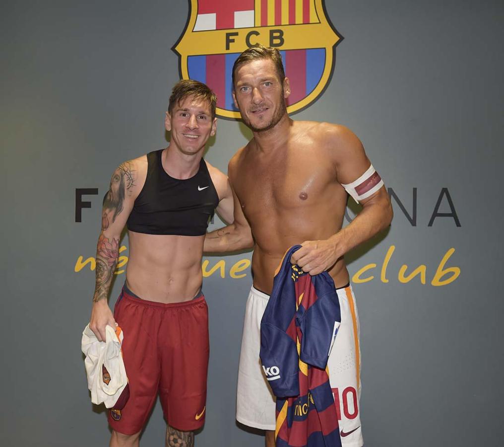 Imagen Messi y Totti después de un Barcelona-Roma de 2015.