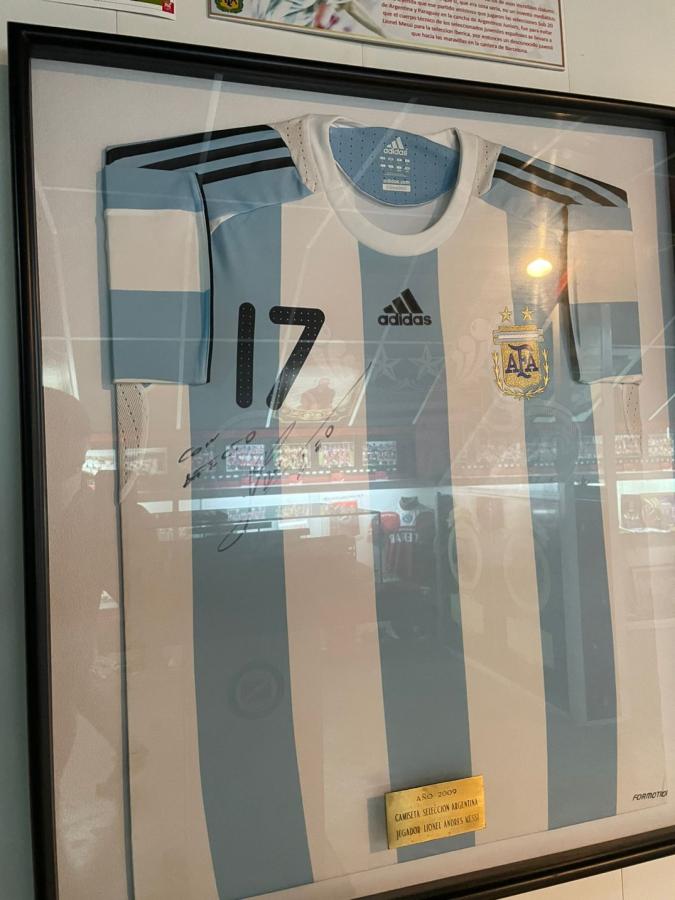 Imagen Camiseta utilizada por Lionel Messi, que debutó en la Selección en el estadio Diego Armando Maradona