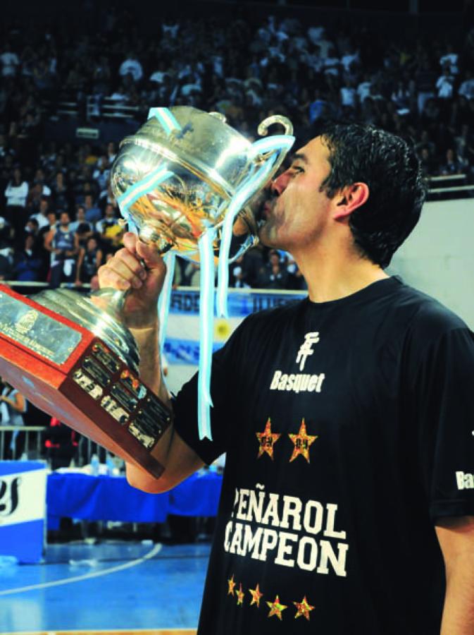 Imagen EL BESO DE LA GLORIA. A la Copa "León Najnudel", su séptimo título de campeón. La serie final fue Peñarol 4 - Atenas 1.