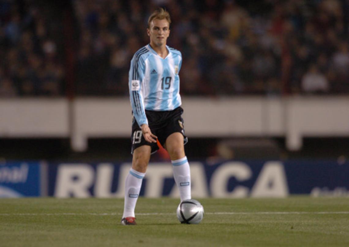 Imagen EL CUCHU CAMBIASSO en el partido Argentina 3-Venezuela 2 (17/11/ 2004) por las Eliminatorias del Mundial Alemania 2006. 