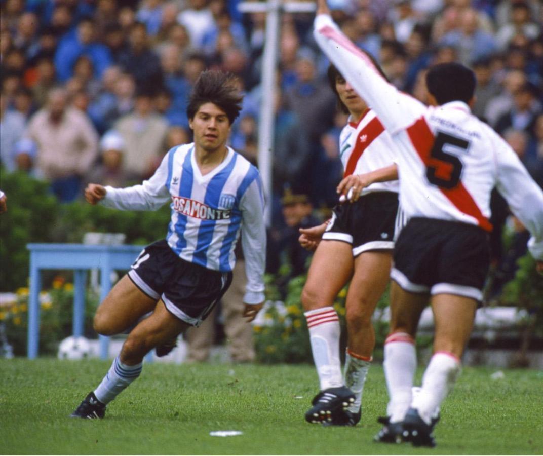 Imagen ABAURRE, a bastones blancos y celestes, nunca encontró un lugar en el equipo.