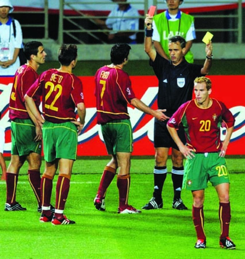 Imagen TARJETAS para Figo en el Mundial 2002. No eran ovaladas como las de "Regla 18", pero al portugués no le causaron  ninguna gracia.