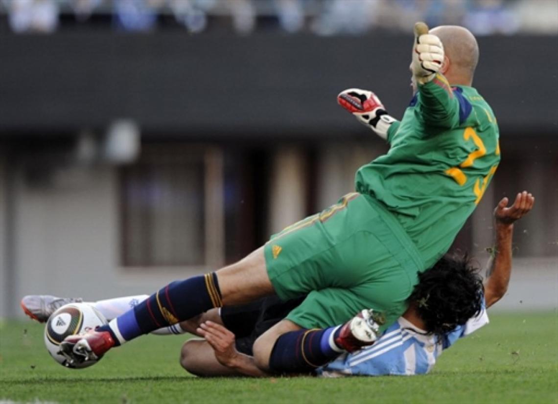 Imagen LA JUGADA del tercer gol argentino, que incluyó la "desgracia" de Pepe Reina.