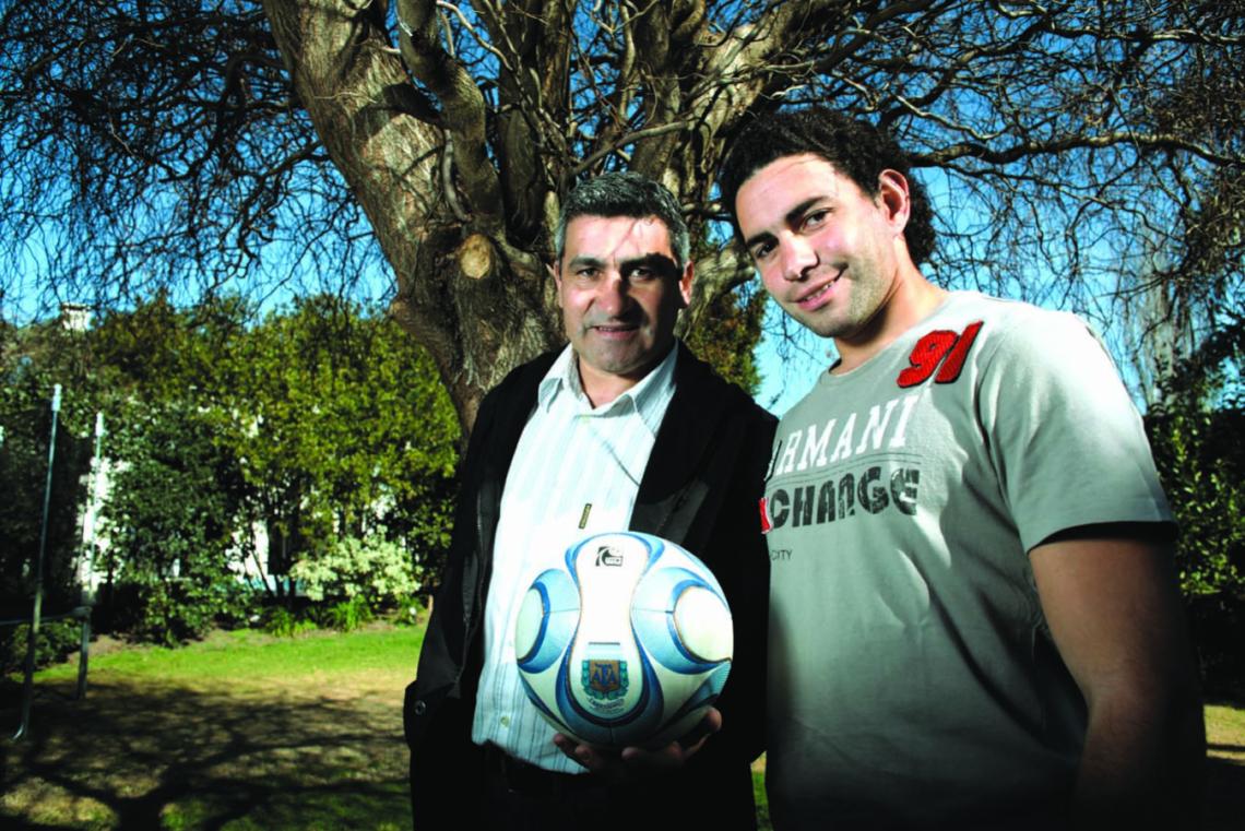 Imagen JUNTO a su hijo Mickael, que sigue jugando en Fénix. A los 20 años, el pibe quiere hacer su propio camino.