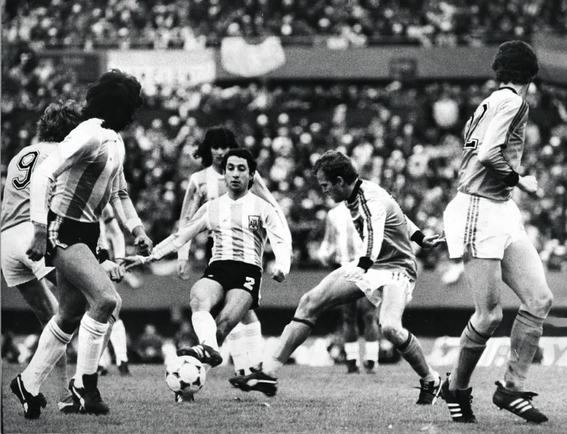Imagen TOQUE Y TOQUE. Escena de la final del 78 con Holanda. Ardiles jugó todo el Mundial lesionado y fue una de las figuras del equipo.