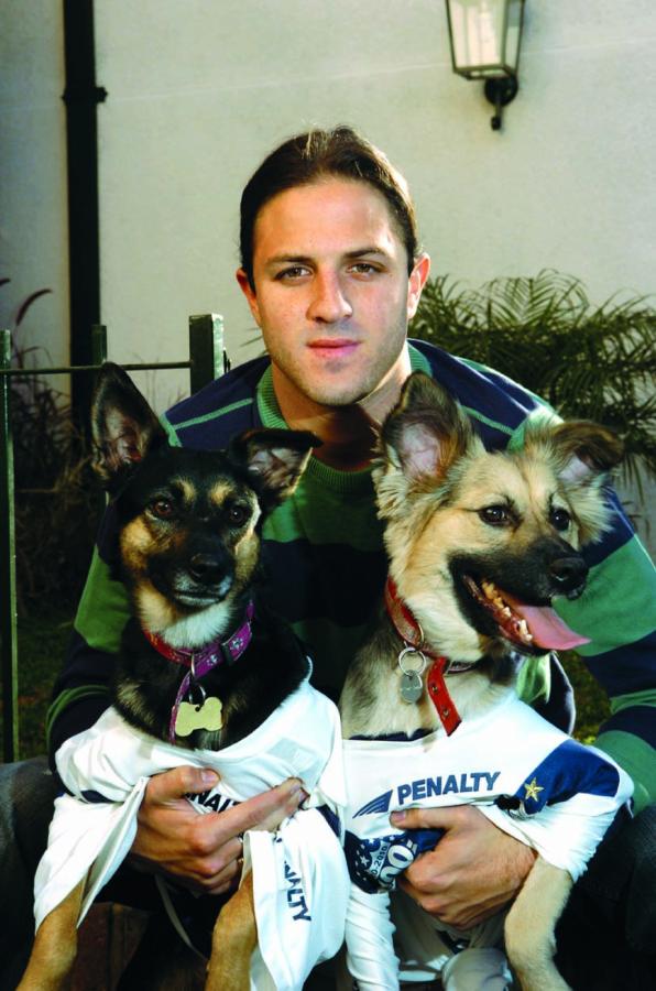 Imagen EN CASA junto a sus mascotas Mila y Mili, adoptadas luego de conocerlas en la Villa Olímpica.