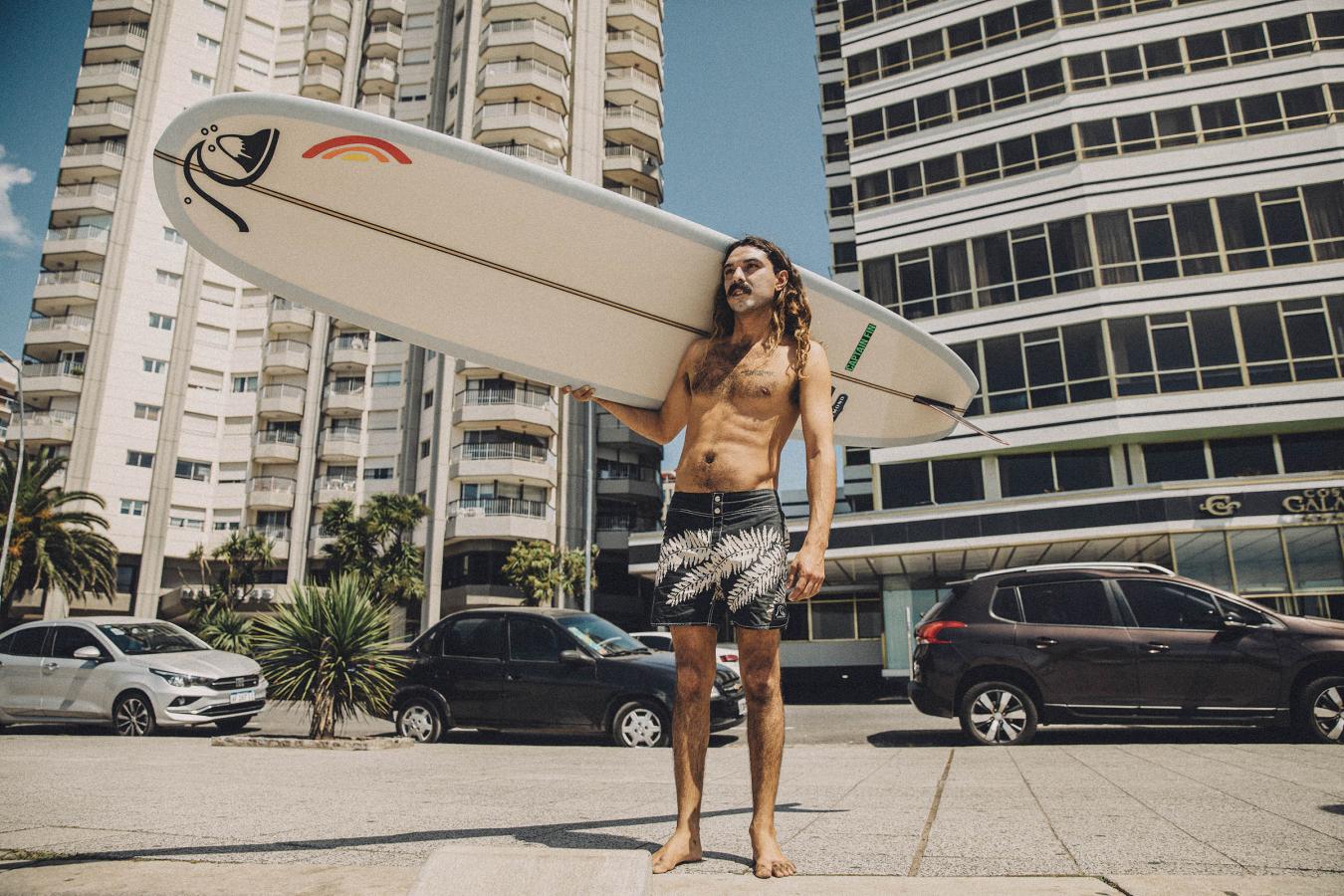 Imagen Andy en su primer día, bajando a surfear en Playa Grande.