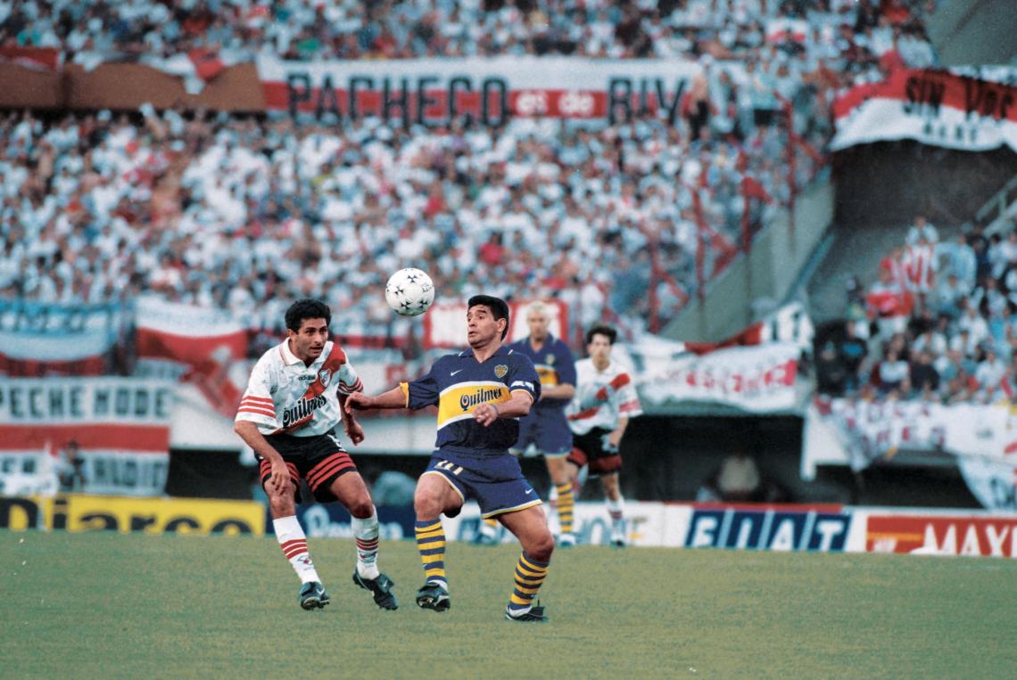 Imagen PELOTA dominada ante la marca de Astrada. Maradona salió en el entretiempo lesionado, cuando Boca perdía 1-0, y lo reemplazó un tal Riquelme.