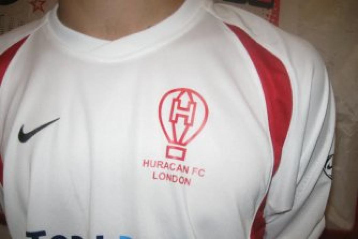 Imagen EL GLOBO EN EL CORAZON. La camiseta del Huracan F.C. London es similar a la utilizada por el equipo argentino; incluso tiene el mismo escudo.