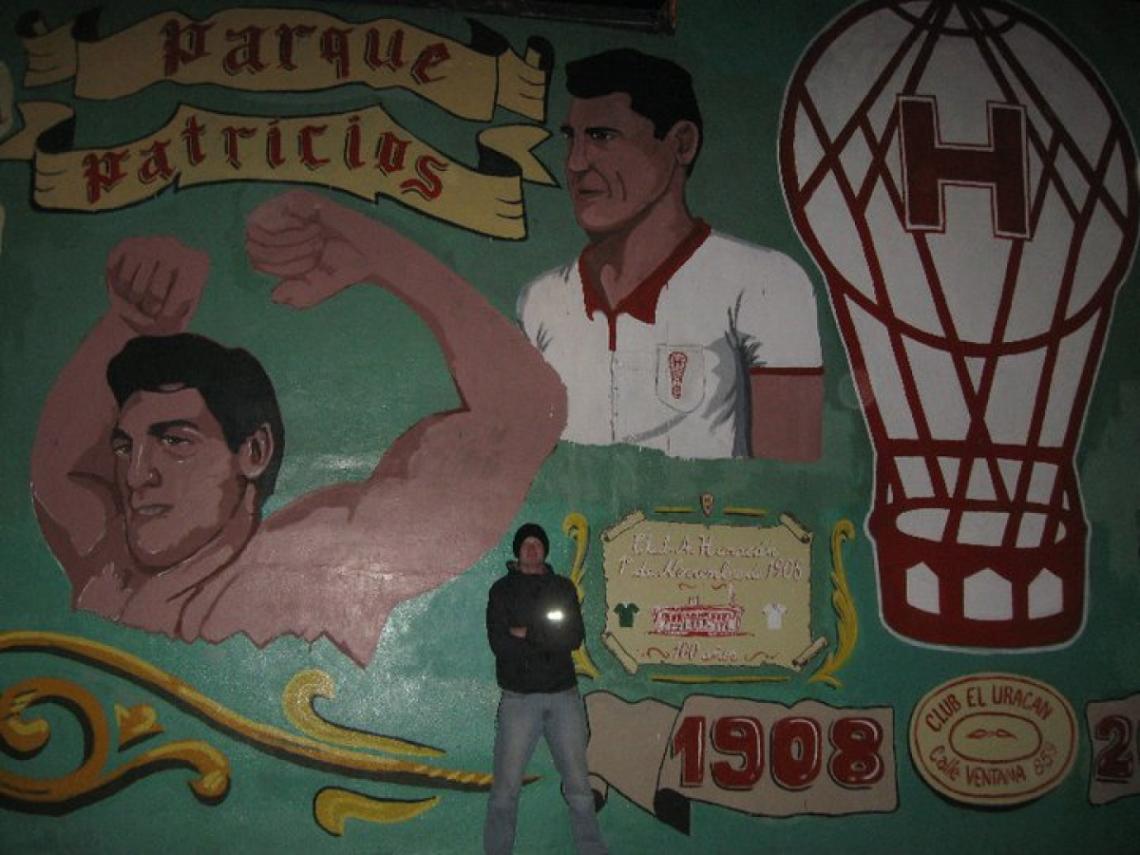 Imagen HENRY MAY y una postal de su visita a Buenos Aires, que evidencia el fanatismo por Huracán.