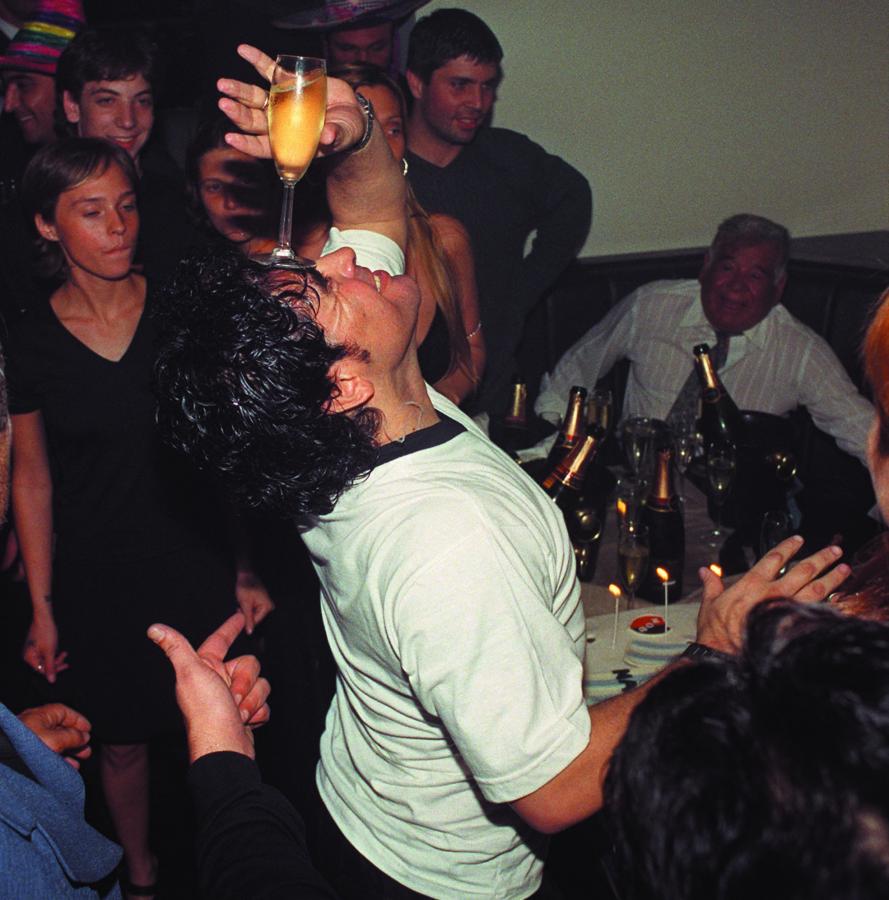 Imagen EL BAILE de la copa. Rodeado de champgne, Maradona festejaba sus 40. De fondo, Don Diego.
