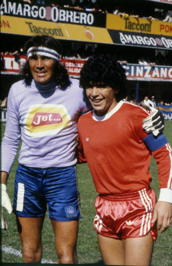 Imagen DOS POTENCIAS. Pensar que un tiempo después Maradona y Gatti serían compañeros en Boca.