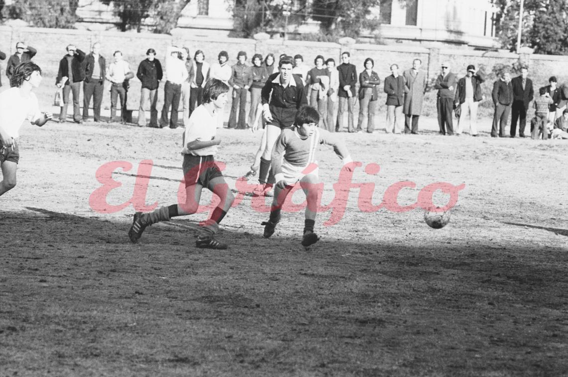 Imagen DIAS DE CEBOLLITA. En el potrero, con apenas 10 años, Diego ya comenzaba a deslumbrar con su talento.