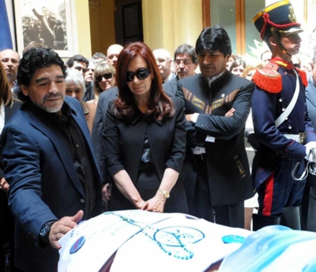 Imagen EL ULTIMO ADIOS a Néstor Kirchner, junto a la presidenta Cristina. Fue el 28 de octubre. (AFP)