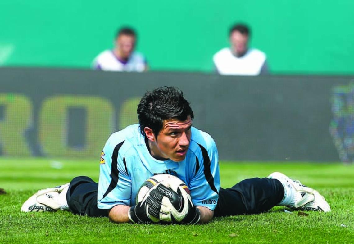 Imagen DESDE QUE se adueñó del arco de Banfield, recibió la mayor ovación en el clásico contra Lanús, cuando protagonizó una atajada triple.