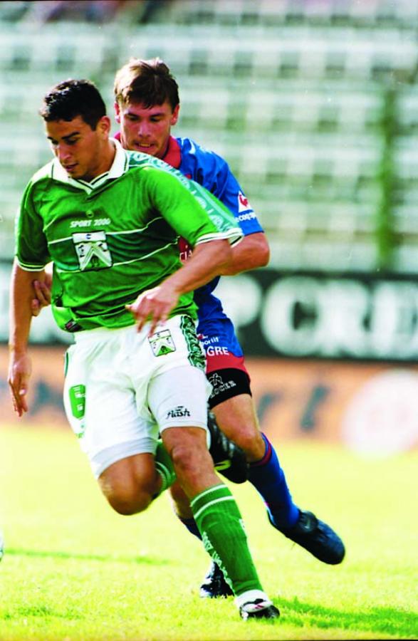 Imagen CON LA 6 de Ferro, en un partido de Nacional B contra Tigre de la temporada 2000/01.