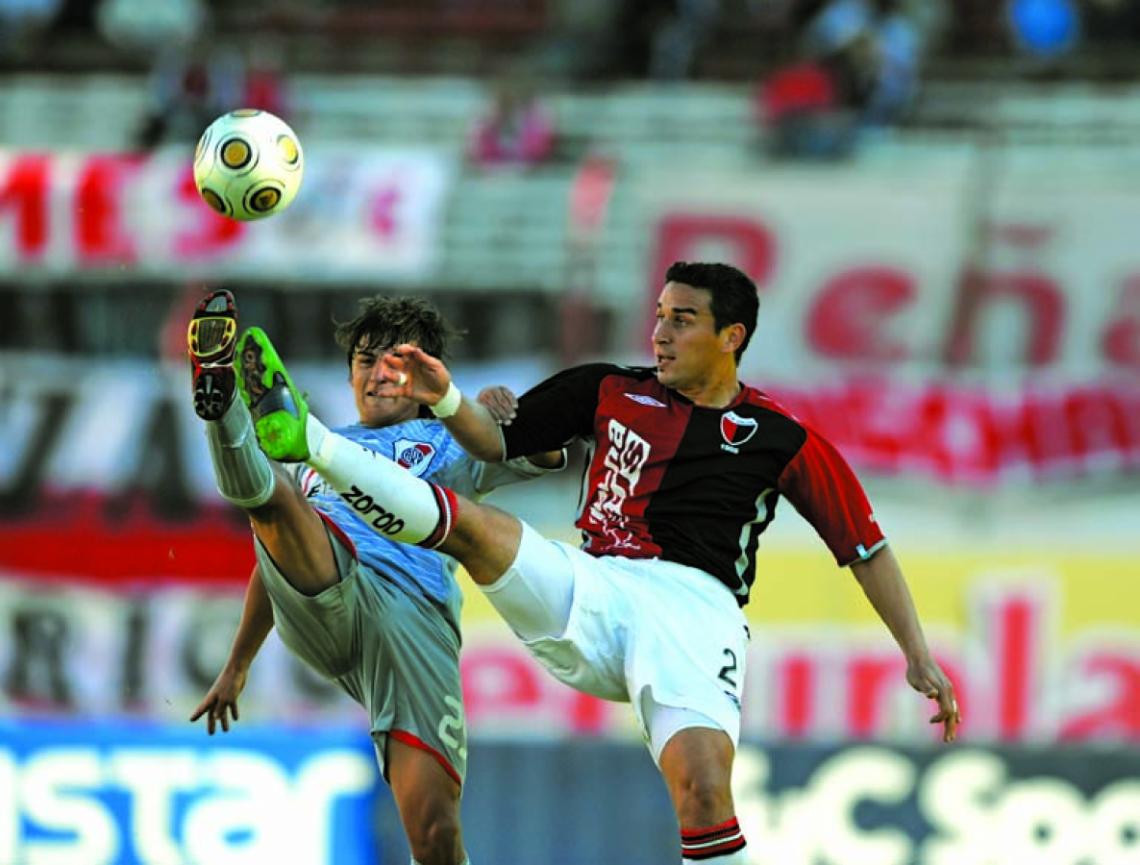Imagen DE VISITA en el Monumental jugando para Colón, en 2009. Marca a Mauro Díaz.