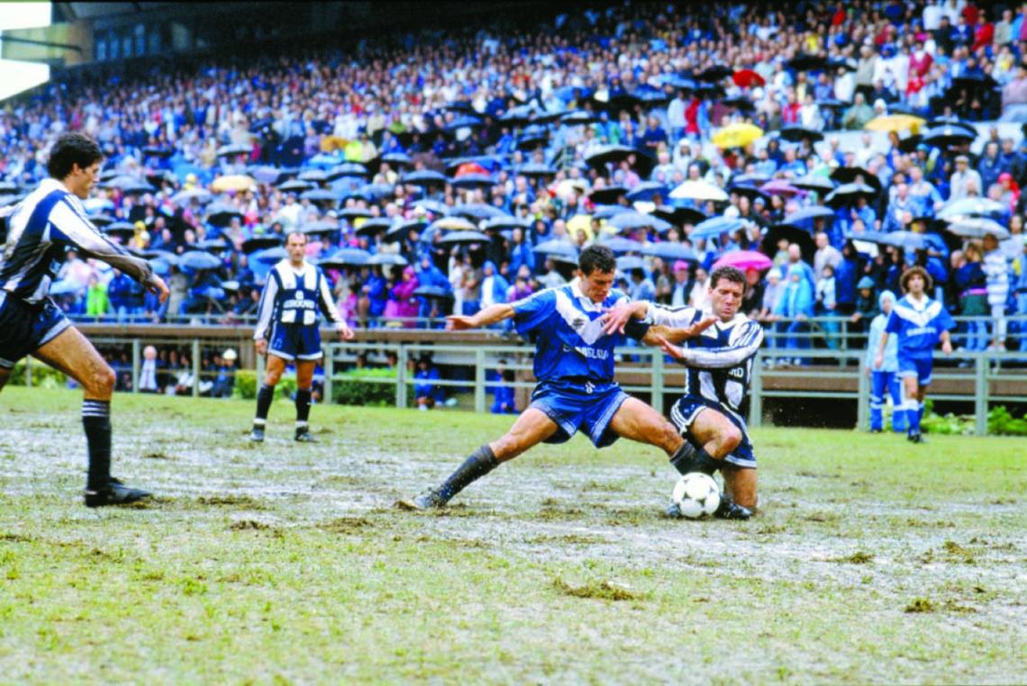 Imagen UN CLASICO de Bassedas: proteger la pelota. Aquí, en un Vélez Talleres del 93.