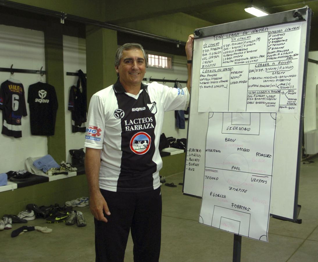 Imagen TODOS los detalles. Romero, en el vestuario y con el pizarrón donde explica cómo debe moverse su equipo. Bien didáctico.