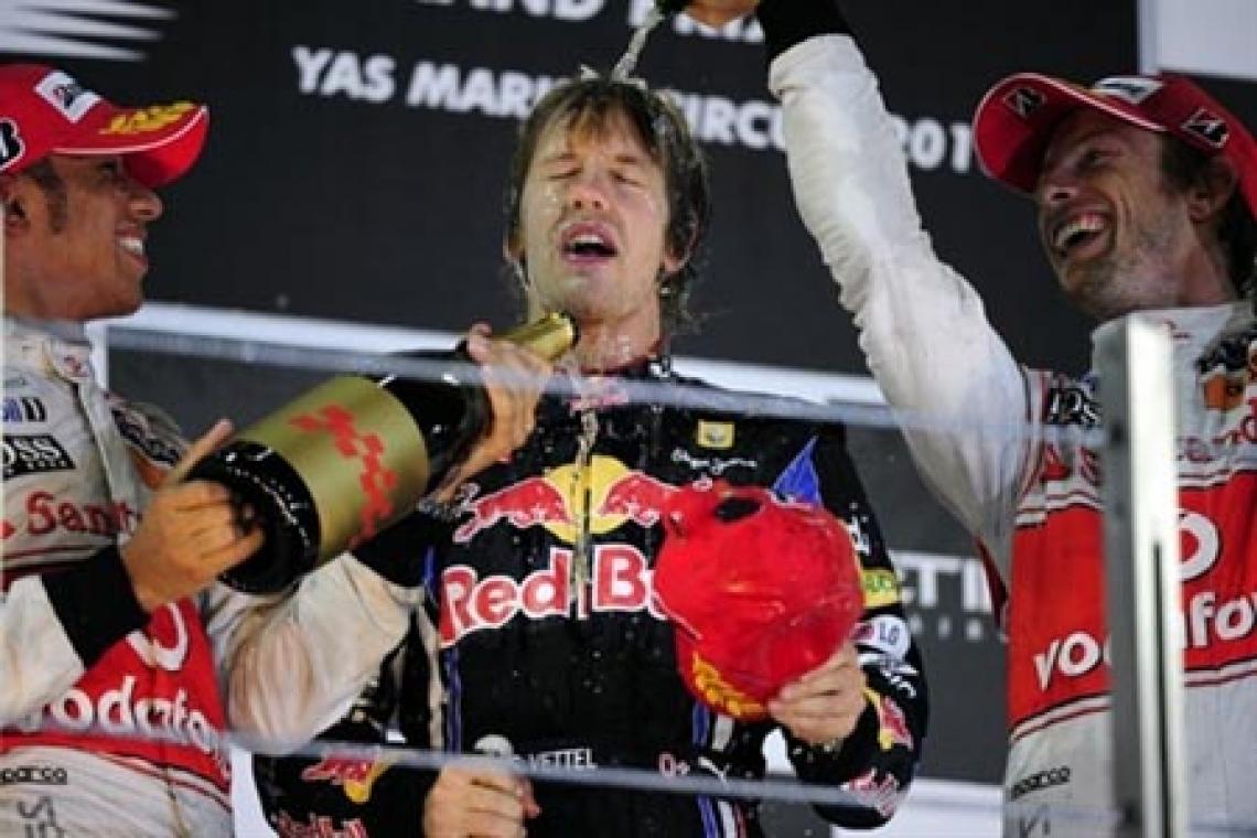 Imagen FESTEJO en el podio para Vettel, con sus escoltas de McLaren Hamilton y Button (AFP)