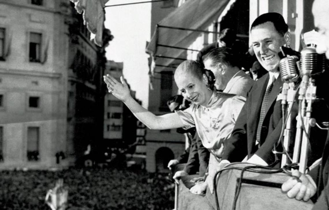 Imagen POSTAL DE EPOCA: Evita y Perón asomados al balcón de Casa Rosada con la multitud de fondo. (Foto: Archivo El Gráfico).