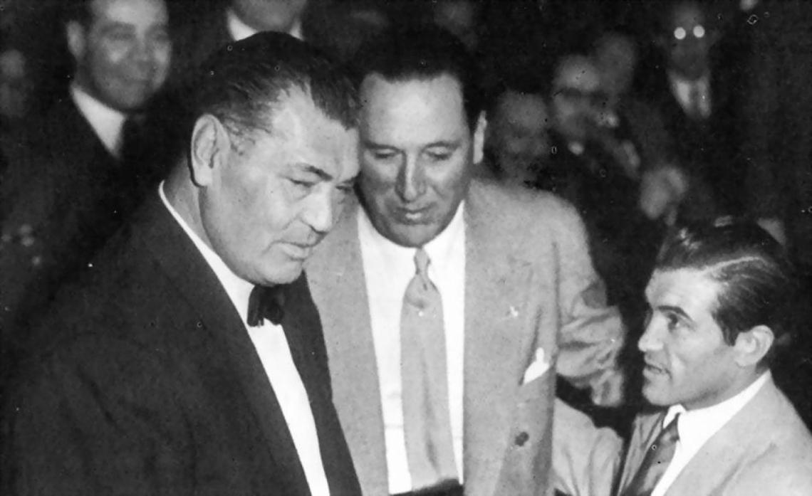 Imagen ENTRE DOS grandes del boxeo. De izquierda a derecha: Jack Dempsey, Perón y Pascual Pérez.