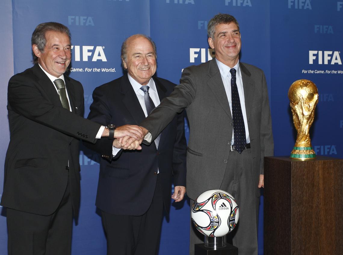 Imagen LOS PRESIDENTES de la candidatura ibérica sonríen junto a Joseph Blatter.