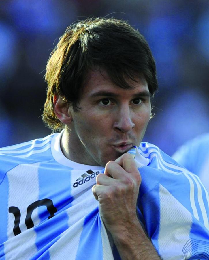 Imagen LEO se besa el escudo de la Selección, tras convertir contra España. Esa tarde la gente lo ovacionó con ganas.