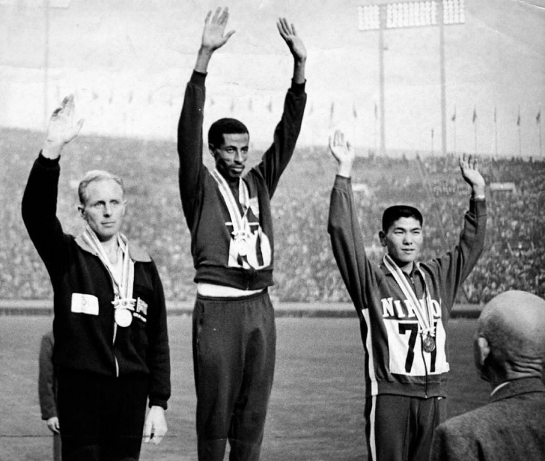 Imagen LOS BRAZOS EN ALTO para celebrar su segunda medalla de oro olímpica. Lo acompañan en el podio: a la izquierda, el inglés Benjamin Heatley (plata) y el japonés Tsuburaya (bronce).