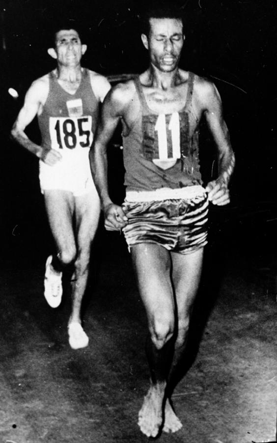Imagen EN LAS OLIMPIADAS de Roma 1960, Bikila corre descalzo. Atrás, queda el marroquí Rhadi. 