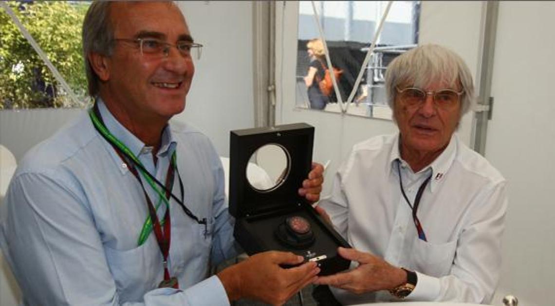 Imagen ECCLESTONE, 80 años, muestra una edición limitada de Hublot en el último Gran Premio de Monza, junto al director de la compañía de relojes. 