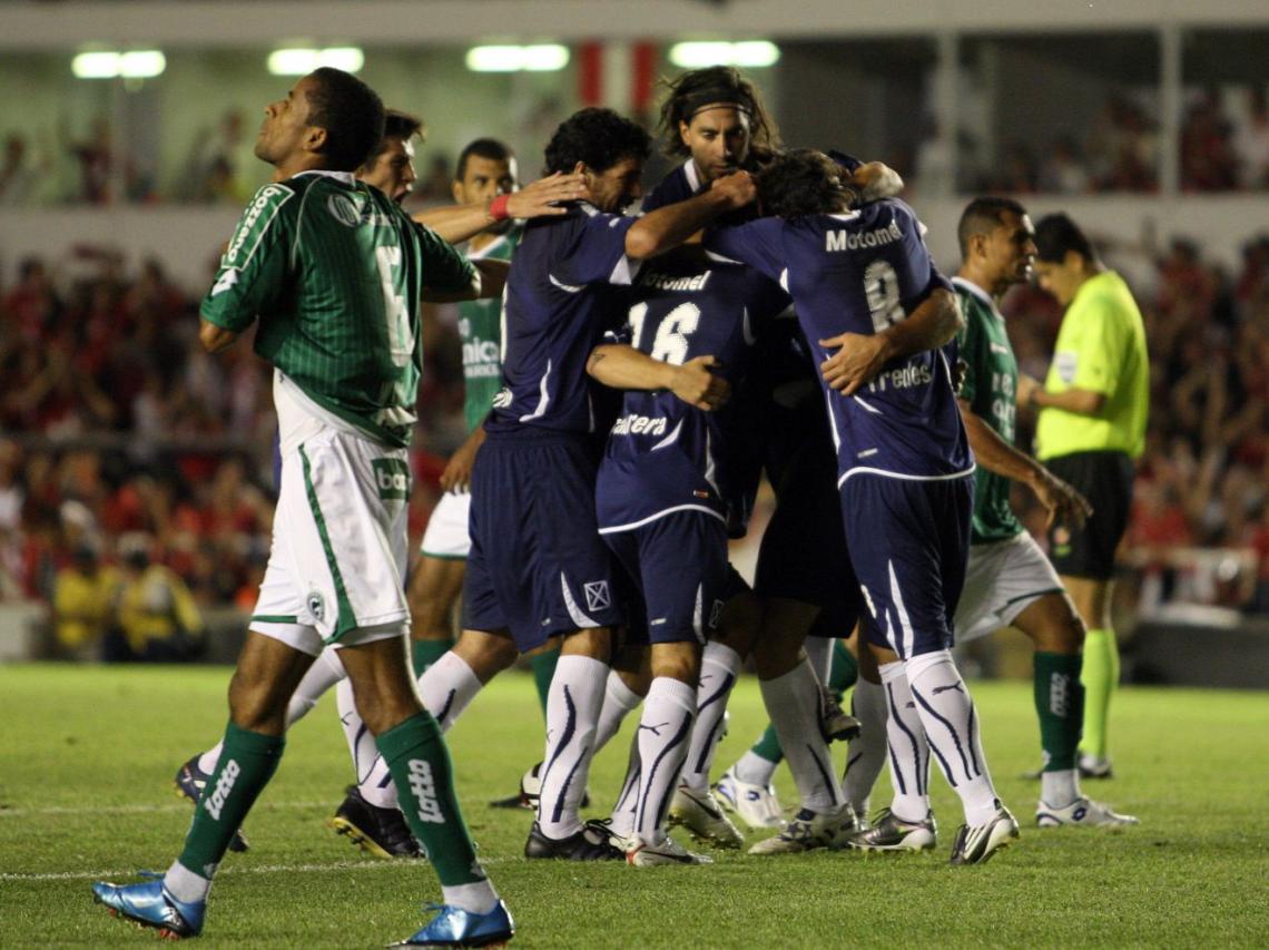Imagen DAME UN ABRAZO. Independiente ganó la Sudamerica, su título 16 a nivel internacional.