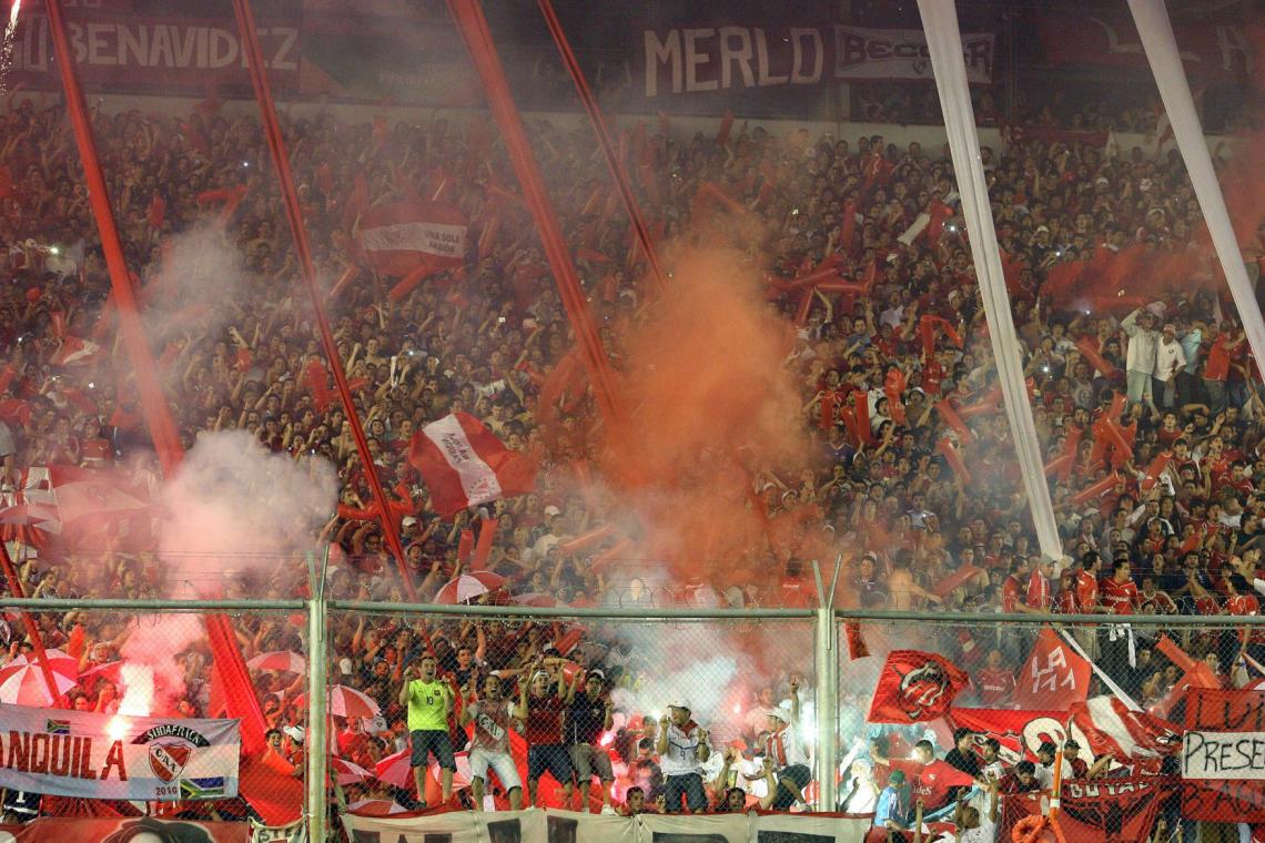 Imagen LA FIESTA en la tribuna roja, para celebrar el 16to. título internacional en la historia del Rojo.