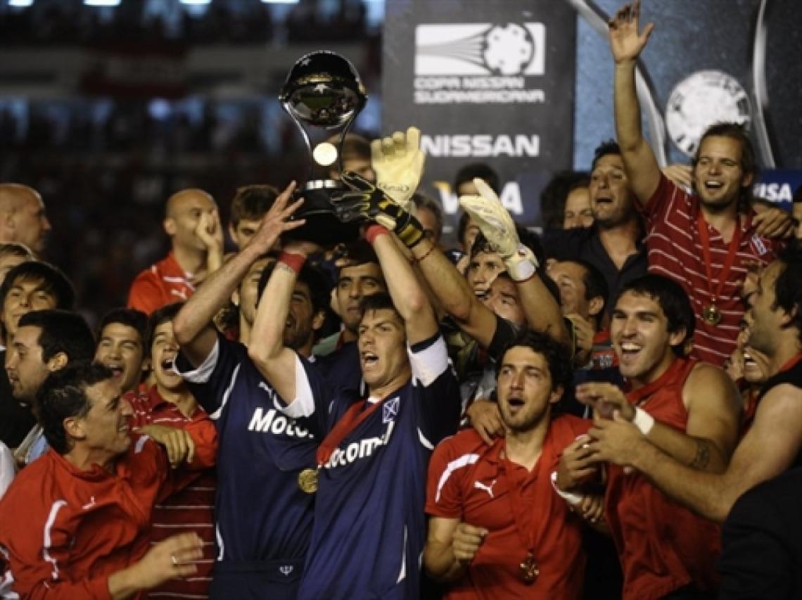 Imagen MATHEU levanta la Copa Sudamericana, primer título internacional del siglo para el Rojo de América.