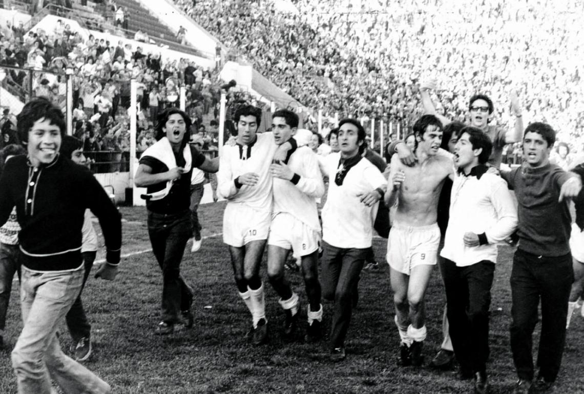 Imagen POSTAL I. Abrazado a Valentín Sánchez (segundos desde la izquierda) en Huracán, 1972, el ascenso a 1a.