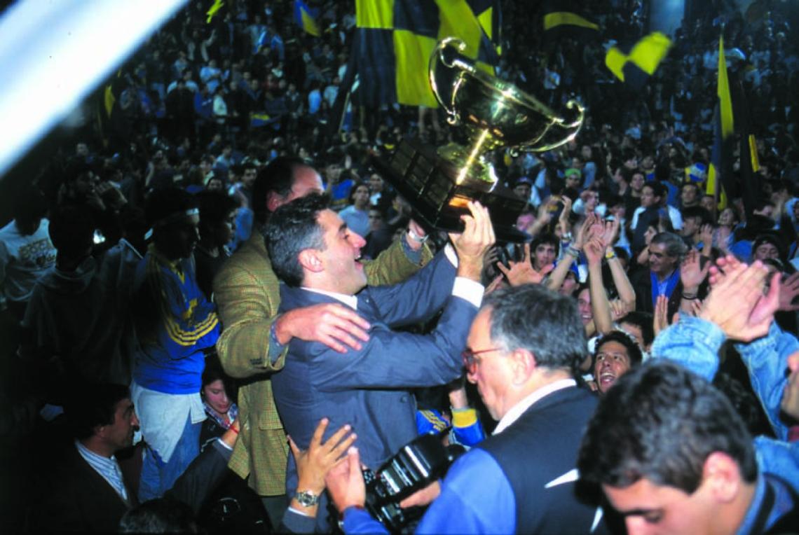 Imagen CAMPEON. Con Boca Juniors, en 1997, levantó su primera copa en la Liga Nacional.