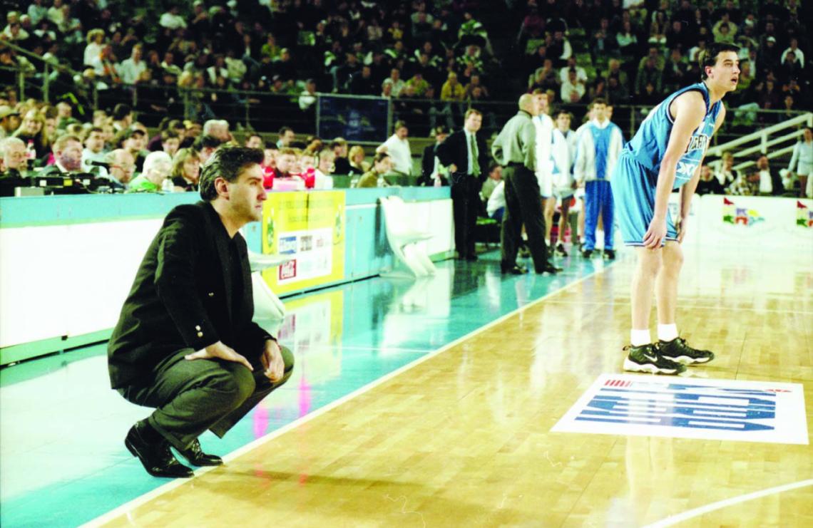 Imagen GENERACION DORADA. Aquí, Julio Lamas. Más allá, Manu Ginóbili. Campeonato Mundial Sub-22 de 1997. La explosión del equipo. Cuarto del mundo.