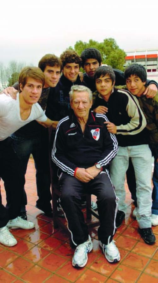 Imagen TALA, en la terraza de la pensión, con el Monumental de fondo, y algunos de los futuros cracks.