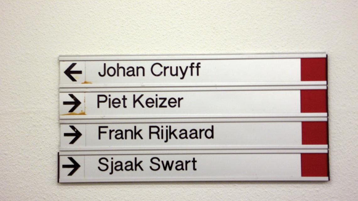 Imagen RIJKAARD, doble a la derecha. Todos los salones del club llevan nombres ilustres.
