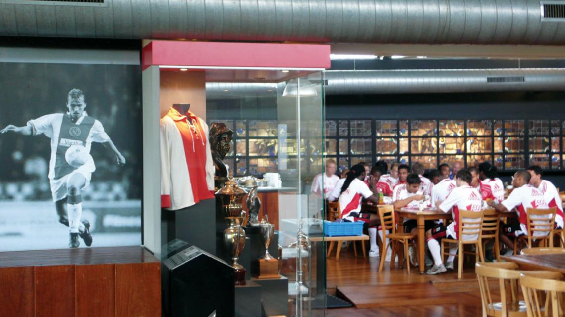 PASADO, PRESENTE y futuro. El desayuno de la reserva, entre trofeos, murales y el busto del guerrero mitológico que le dio el nombre al club.